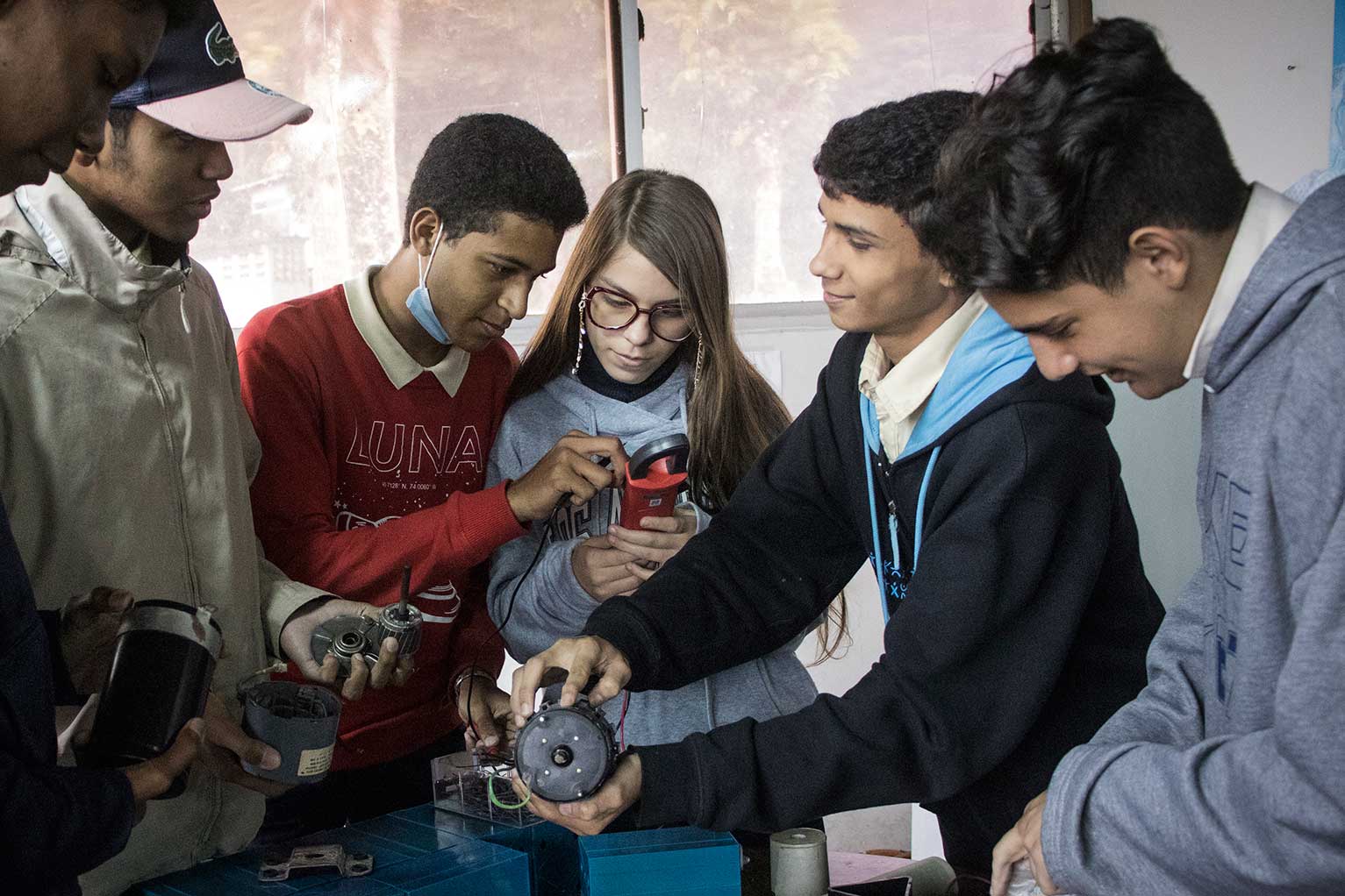 Polo Científico Tecnológico estimula inclinaciones de estudiantes por la ciencia incorporándolos a prácticas de laboratorio