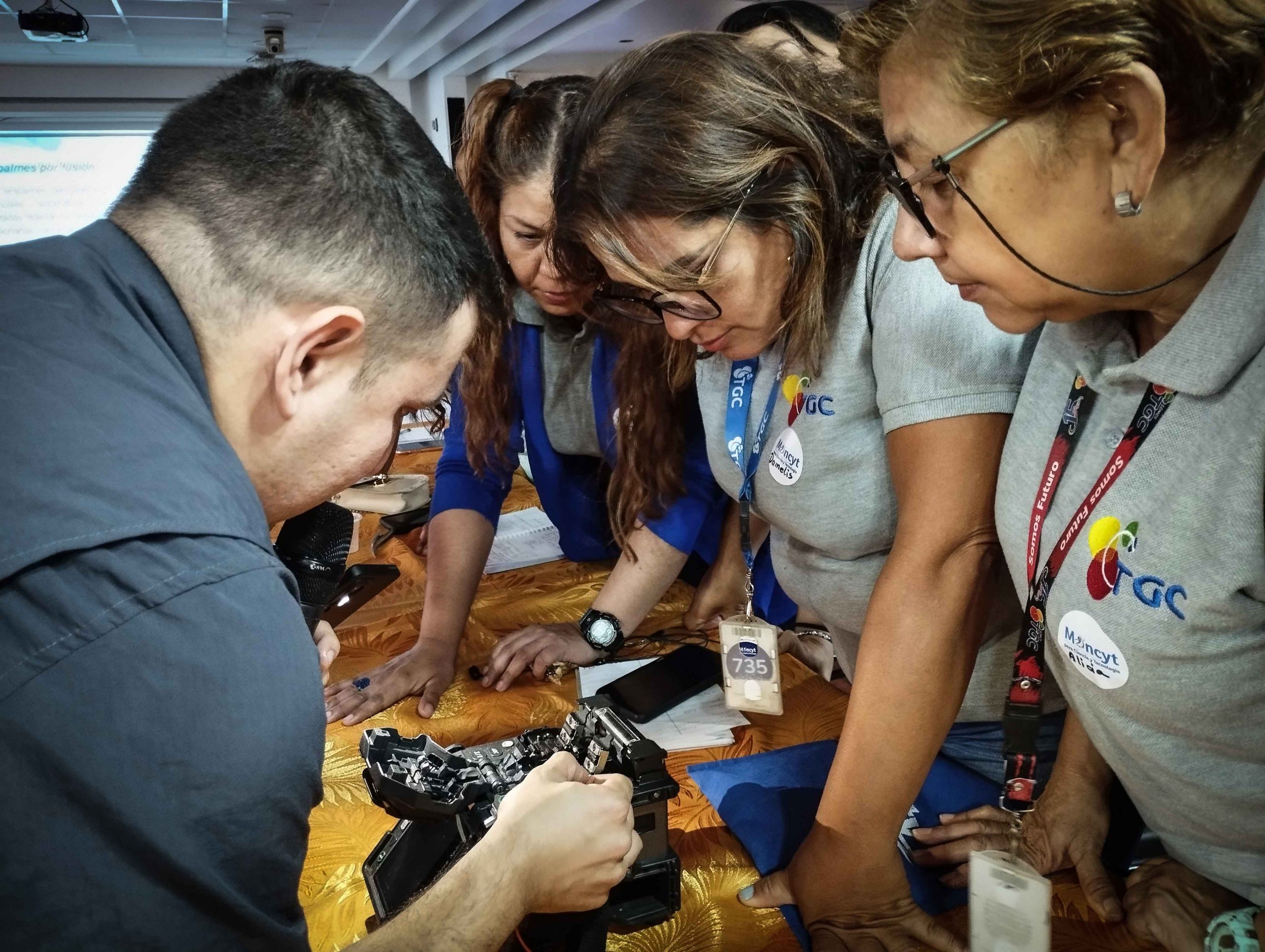 Mujeres se capacitan en fibra óptica a través de plataforma digital “Mujer, la innovación está en TI”