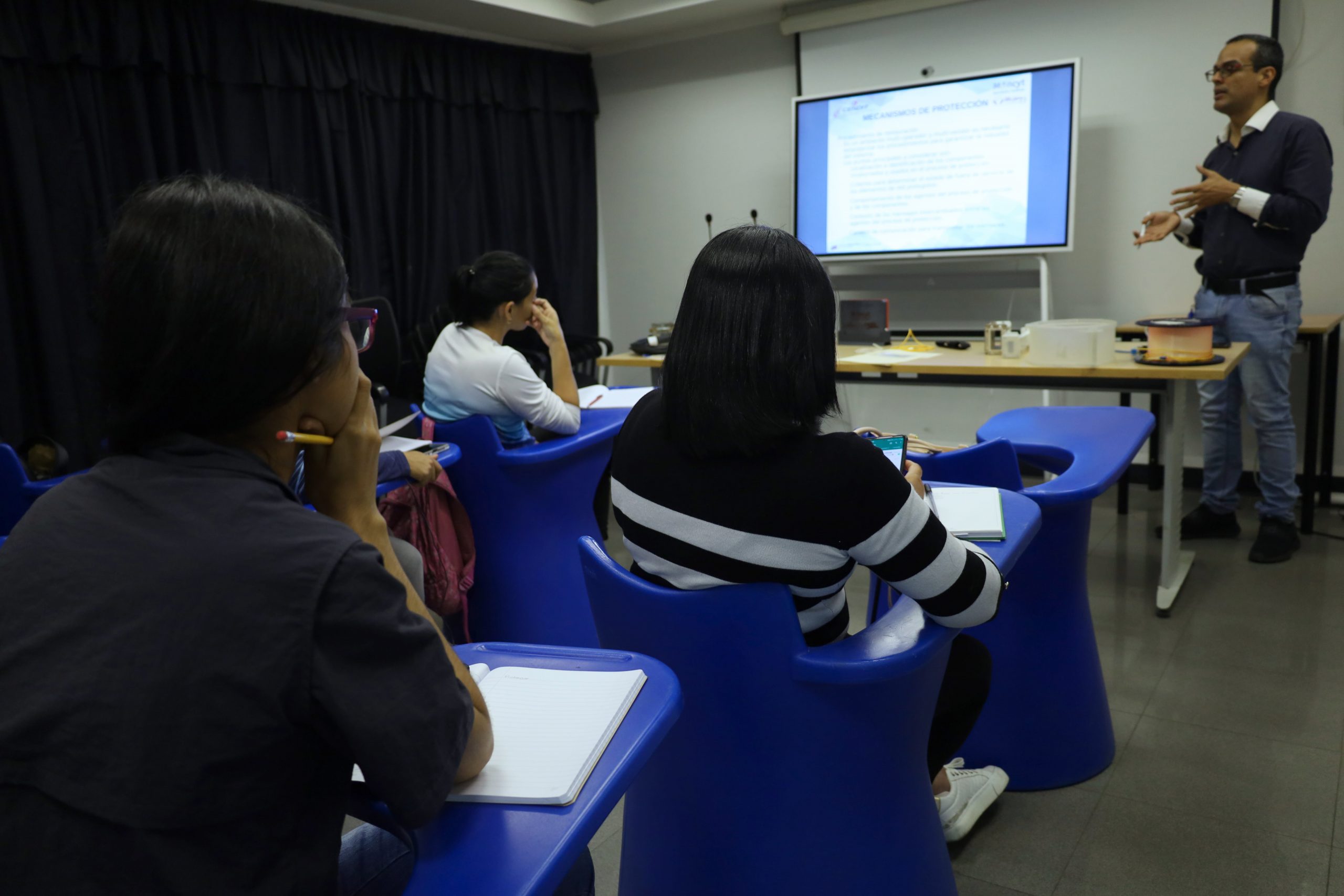 Mujeres del Complejo Tecnológico Simón Rodríguez aprendieron sobre fundamentos de telecomunicaciones