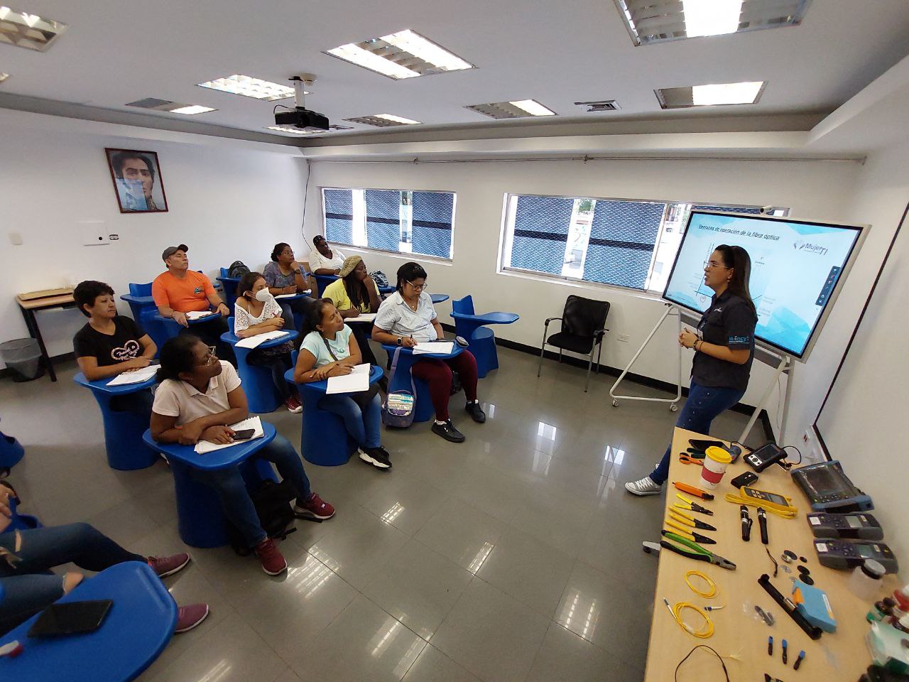 Mujeres de Catia multiplicarán conocimientos de telecomunicaciones adquiridos en el Cendit