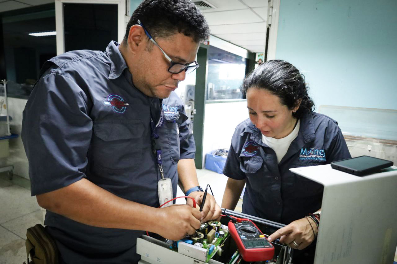 Cayapa Heroica capacita a personal en hospitales de Barinas para mantenimiento y recuperación de equipos vitales