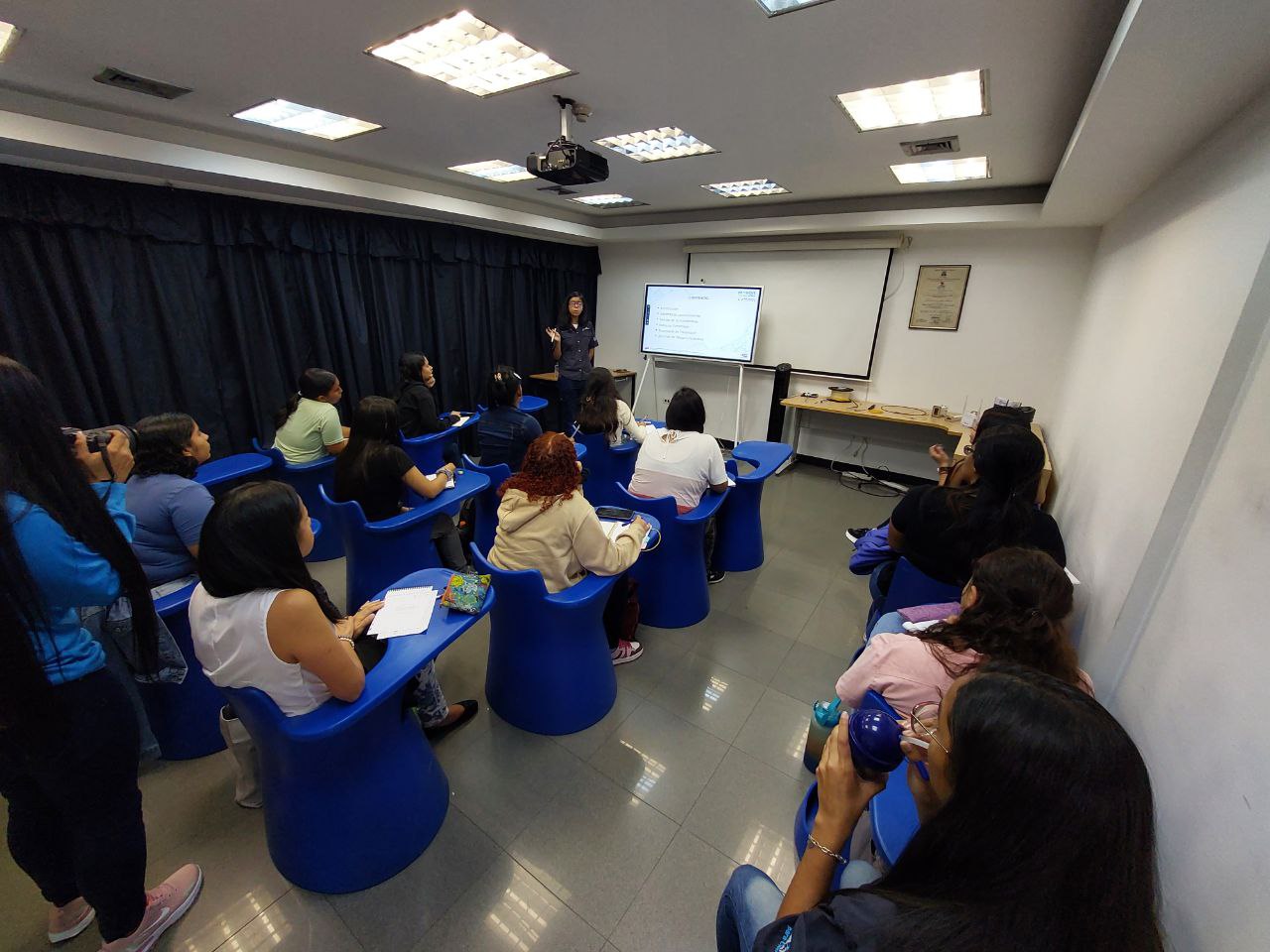 12 mujeres de Caracas participan en la formación “Electrónica y Fibra Óptica en las Telecomunicaciones”