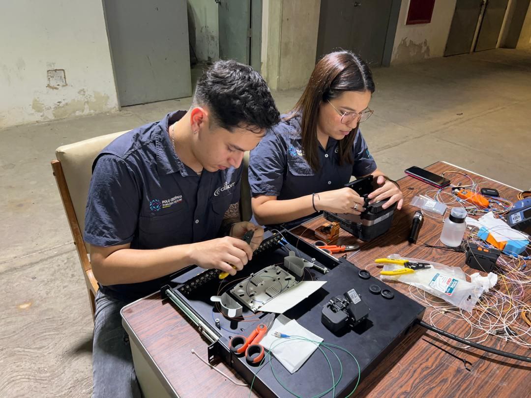 Jóvenes ingenieros del Cendit garantizan formación gracias a reconexión de fibra óptica