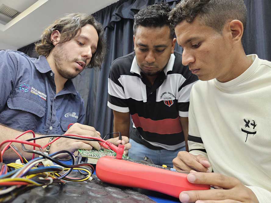 Cendit refuerza conocimientos en telecomunicaciones del poder popular