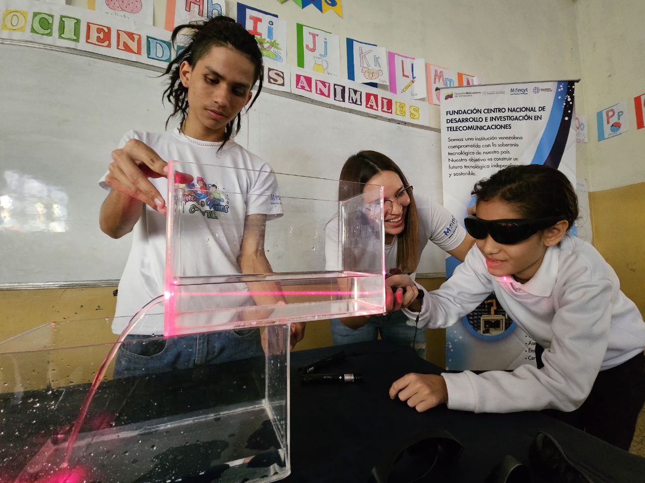 Cendit siembra la semilla de la ciencia en la Unidad Educativa Libertador de Chacao