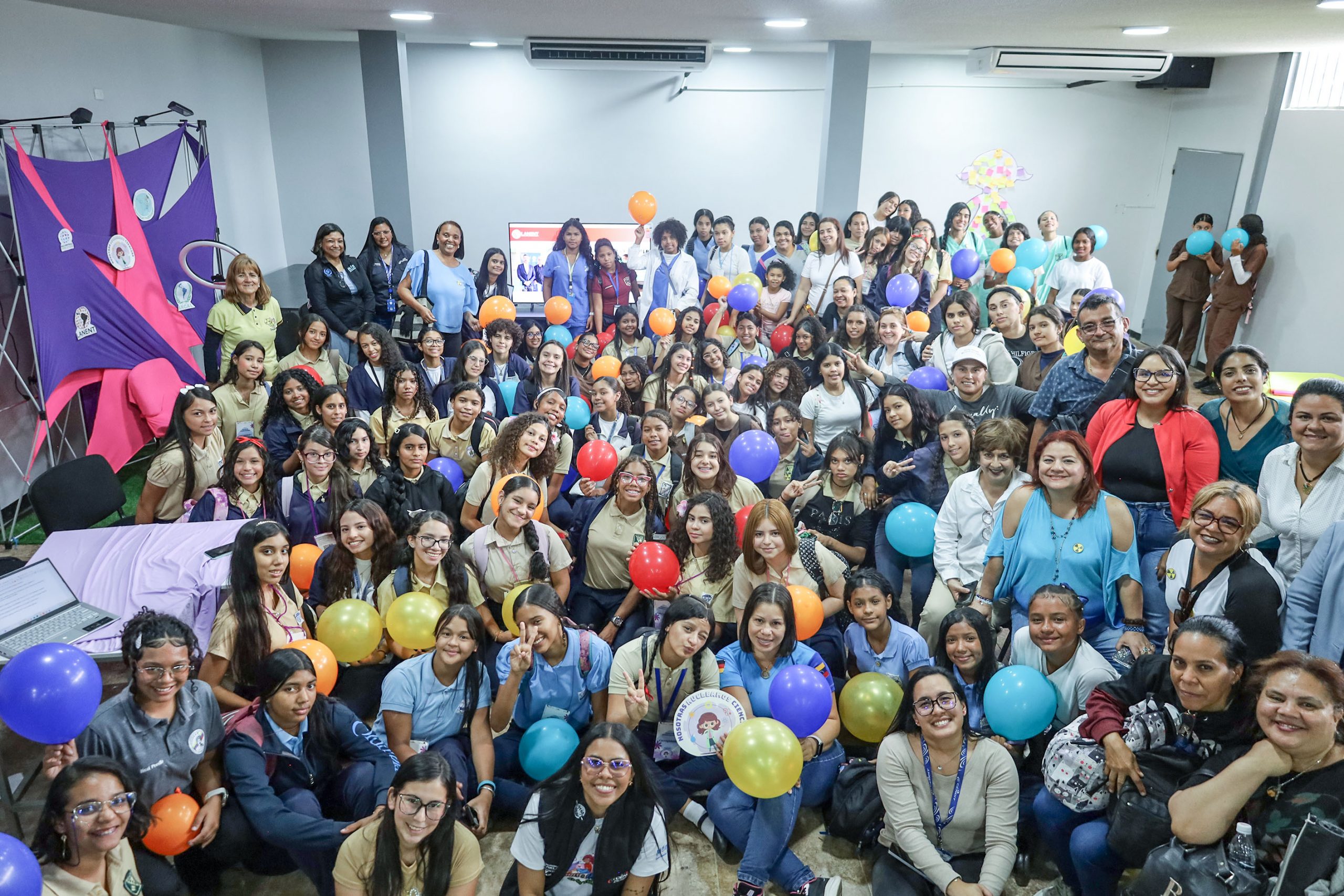 Niñas y jóvenes desmontan mitos de la energía nuclear con jornada de aprendizaje científico