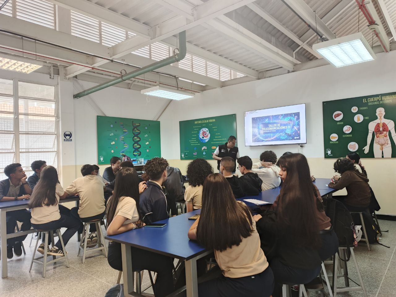 Semilleros de la U.E.N.B Generalísimo Francisco de Miranda se adentran en las telecomunicaciones con la Fundación Cendit