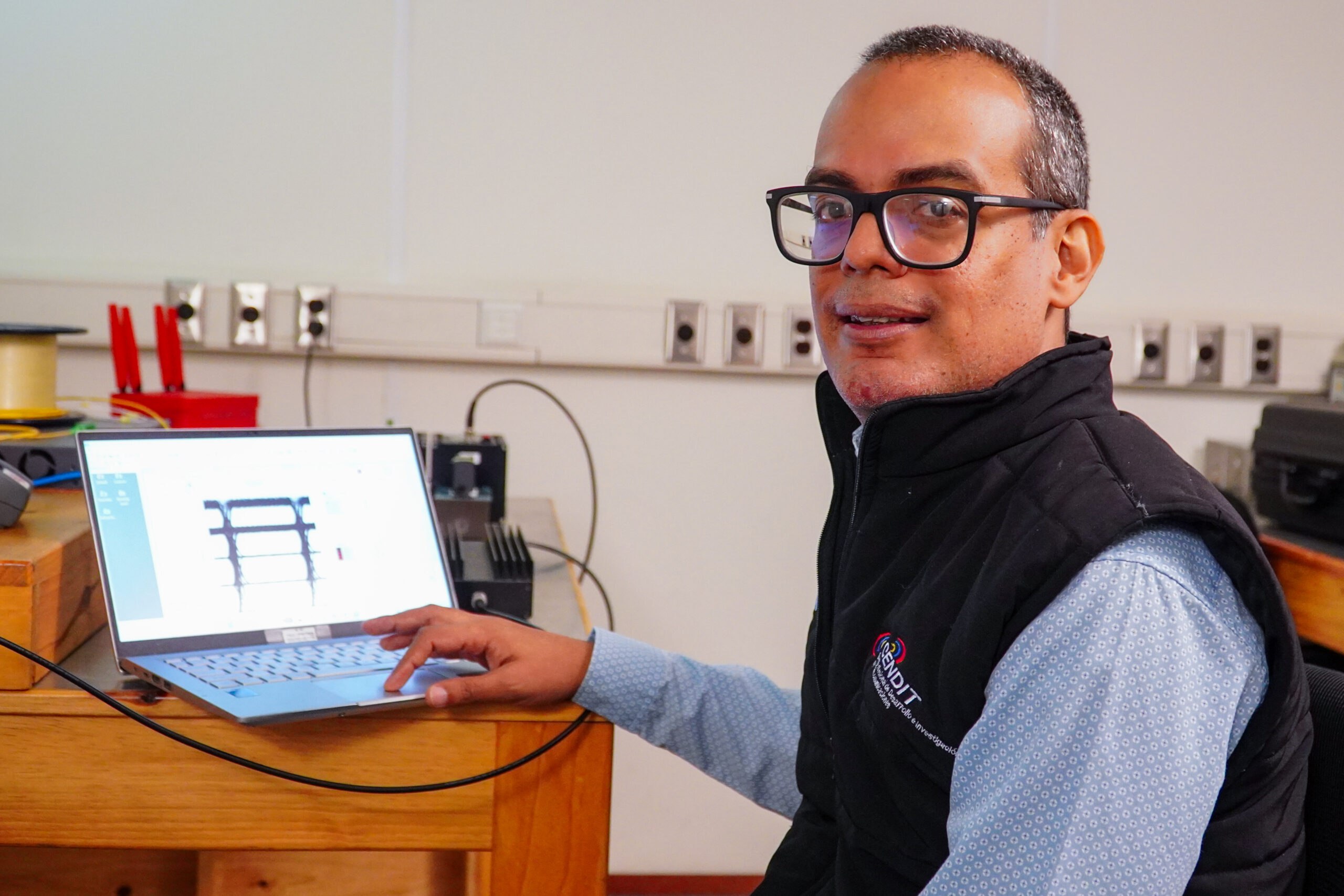 Venezuela destaca en congreso mundial con proyecto de ciberseguridad cuántica para blindar información en redes ópticas