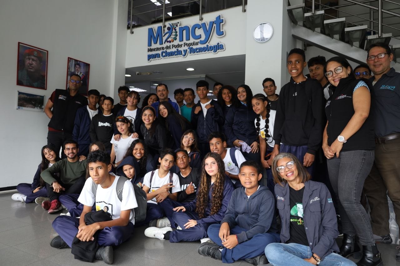 Jóvenes petareños exploran el motor de la tecnología venezolana en la Fundación Cendit