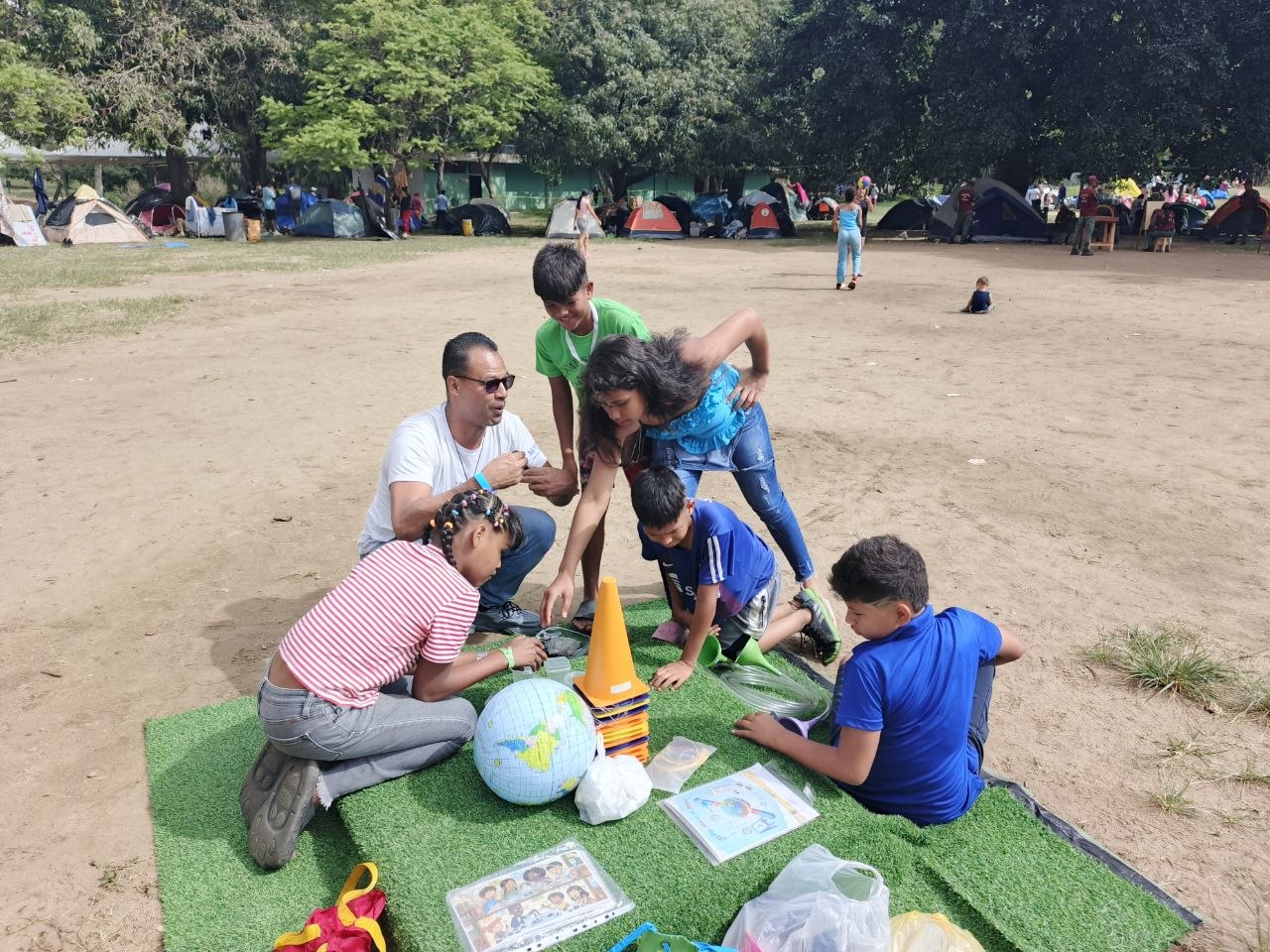 Cendit acompaña a la infancia con sonrisas y juegos en los campamentos transitorios de Caracas