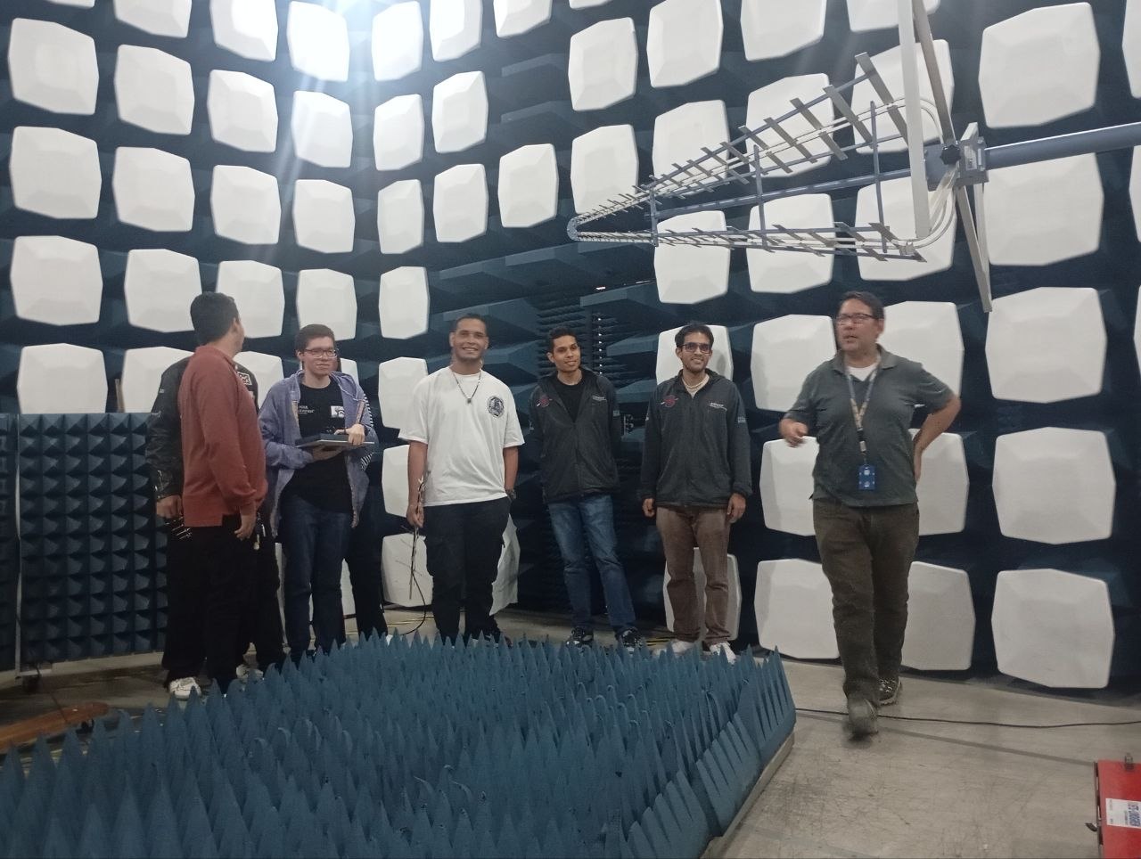 Estudiantes de la Unefa certificaron prototipos de antenas en la Cámara Semianecoica del Cendit